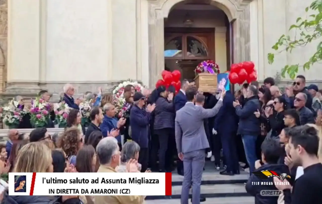 Chiesa di Amaroni, entrata salma Assunta Migliazza