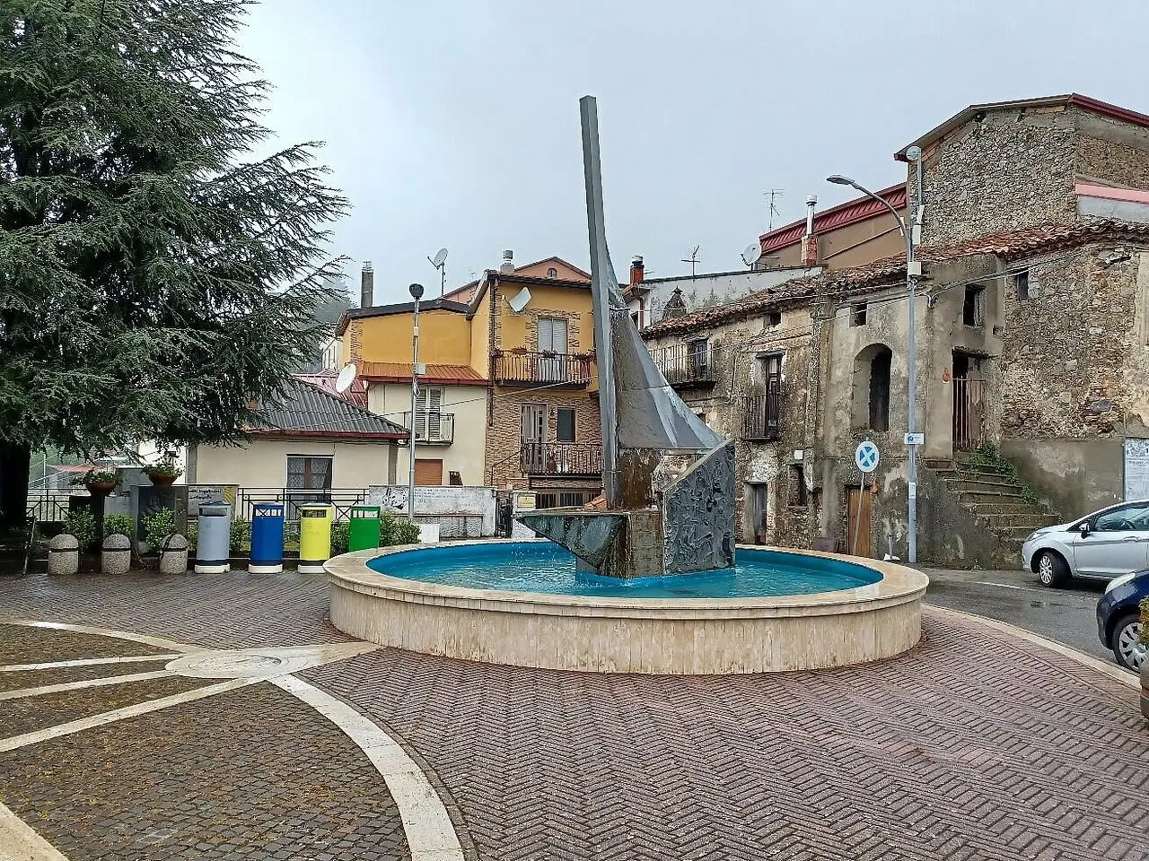La fontana in piazza a Fossato Serralta
