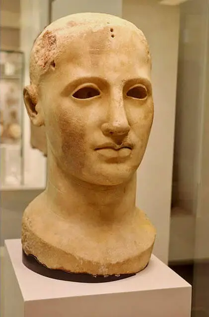 La testa della statua di Apollo Aleo