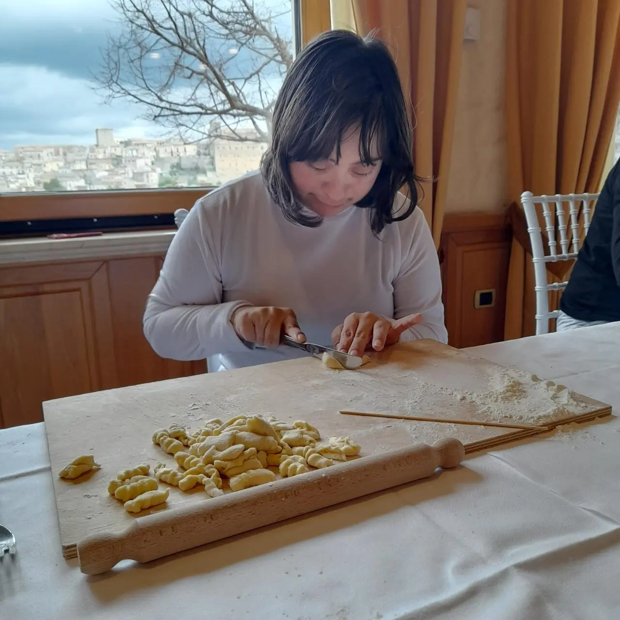 Una ragazza alle prese con la pasta fatta in casa