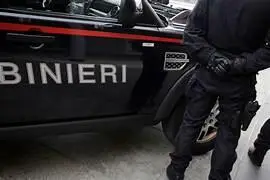 uomo si denuda in piazza