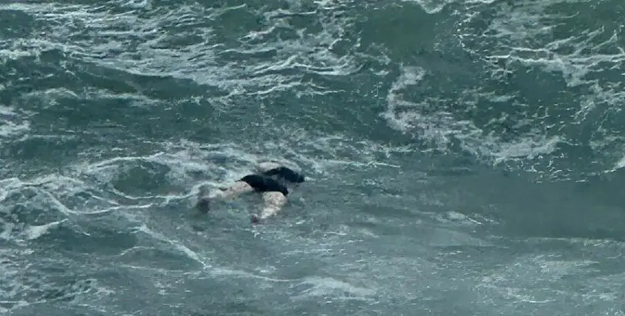 Uno dei corpi in mare a Tropea