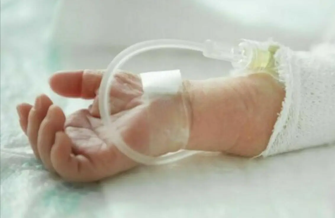 Mano bambino che riceve assistenza sanitaria