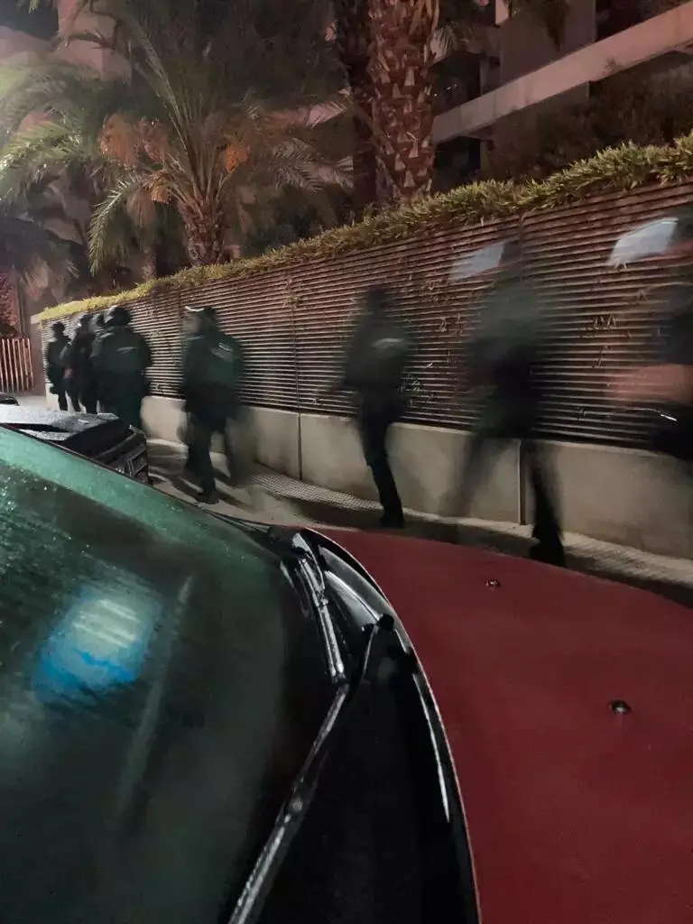 Agenti spagnoli in azione durante un blitz di 'ndrangheta