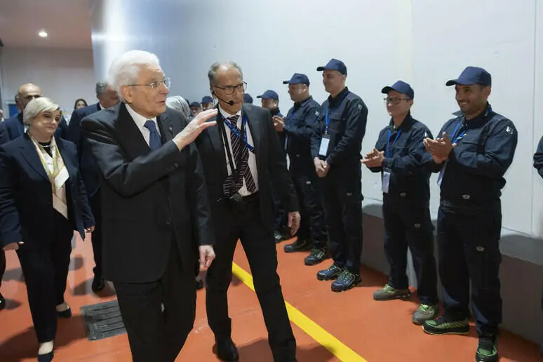 Sergio Mattarella saluta