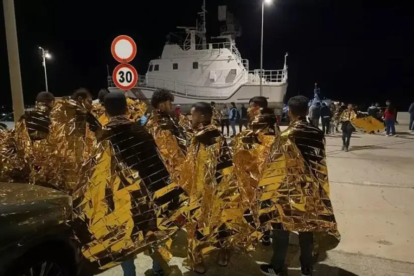 Migranti soccorsi al porto di Crotone