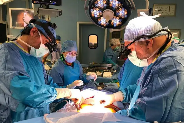 Medici in sala operatoria