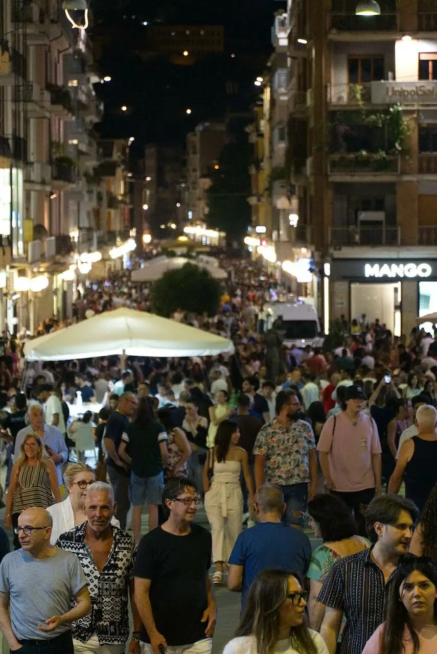 Saldi estivi a Cosenza: negozi aperti fino alle 22,30