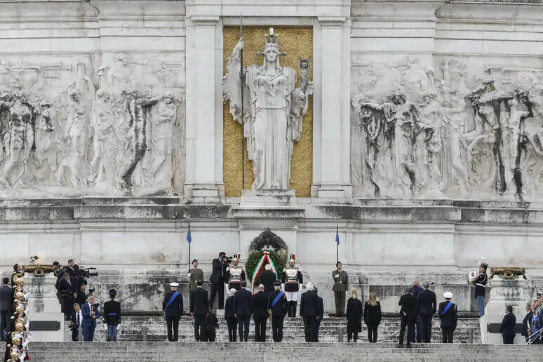 Corona commemorativa 25 aprile Altare della Patria
