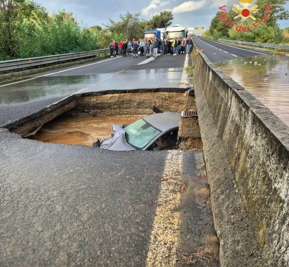 Auto nella voragine