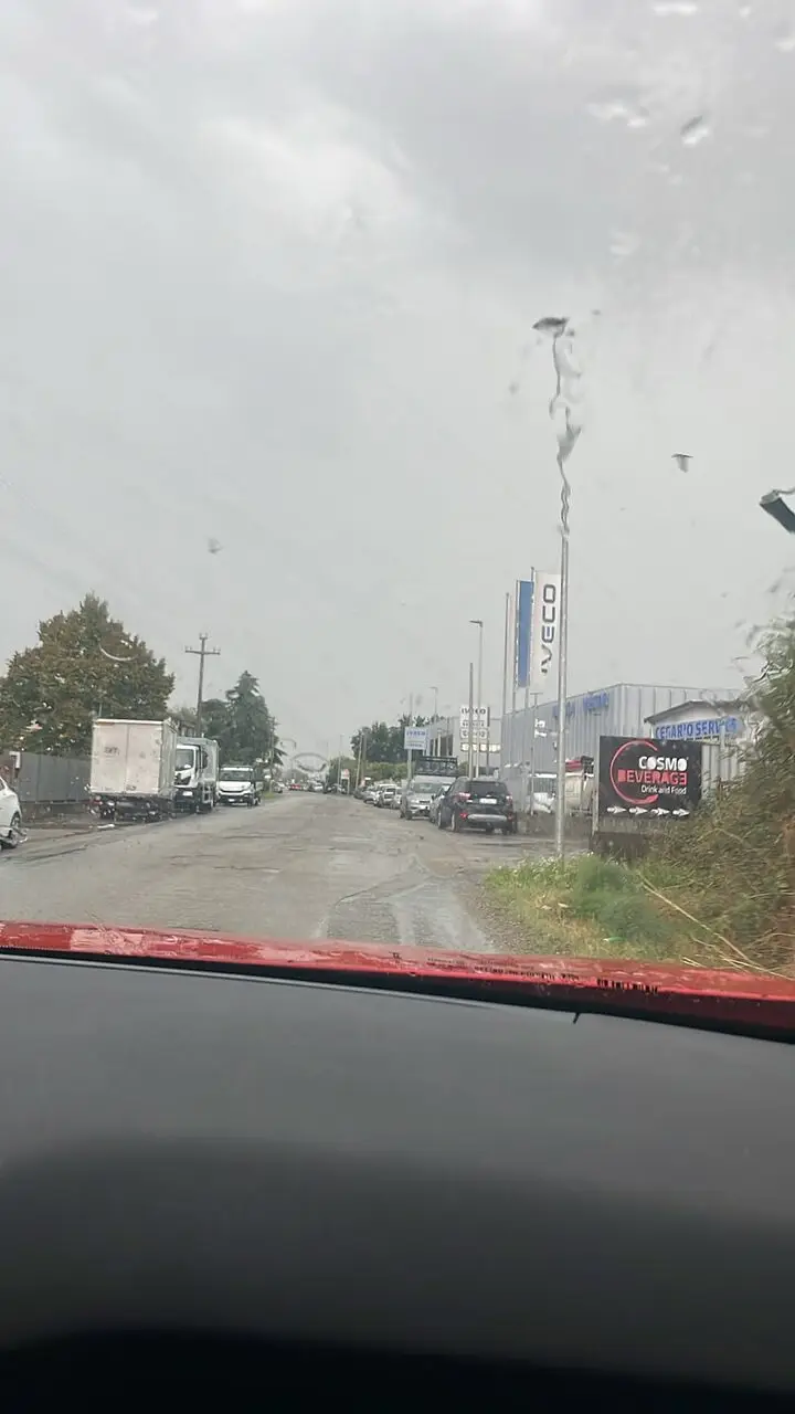 Pioggia battente in una strada della zona industriale di Rende