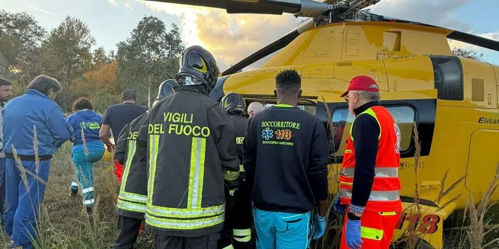 Soccorritori e vigili del fuoco sul luogo dell'incidente