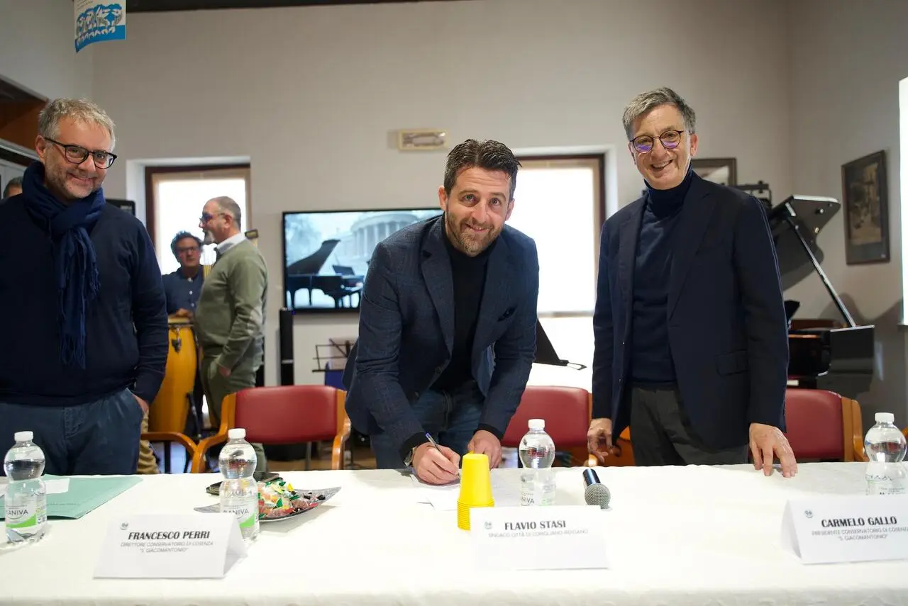 Flavio Stasi sottoscrizione della concessione degli spazi del Complesso della Riforma