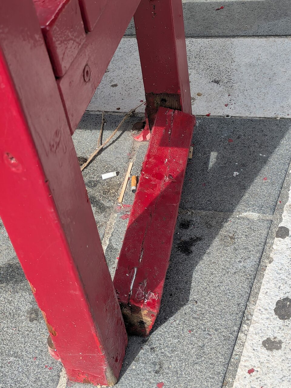 La panchina vandalizzata