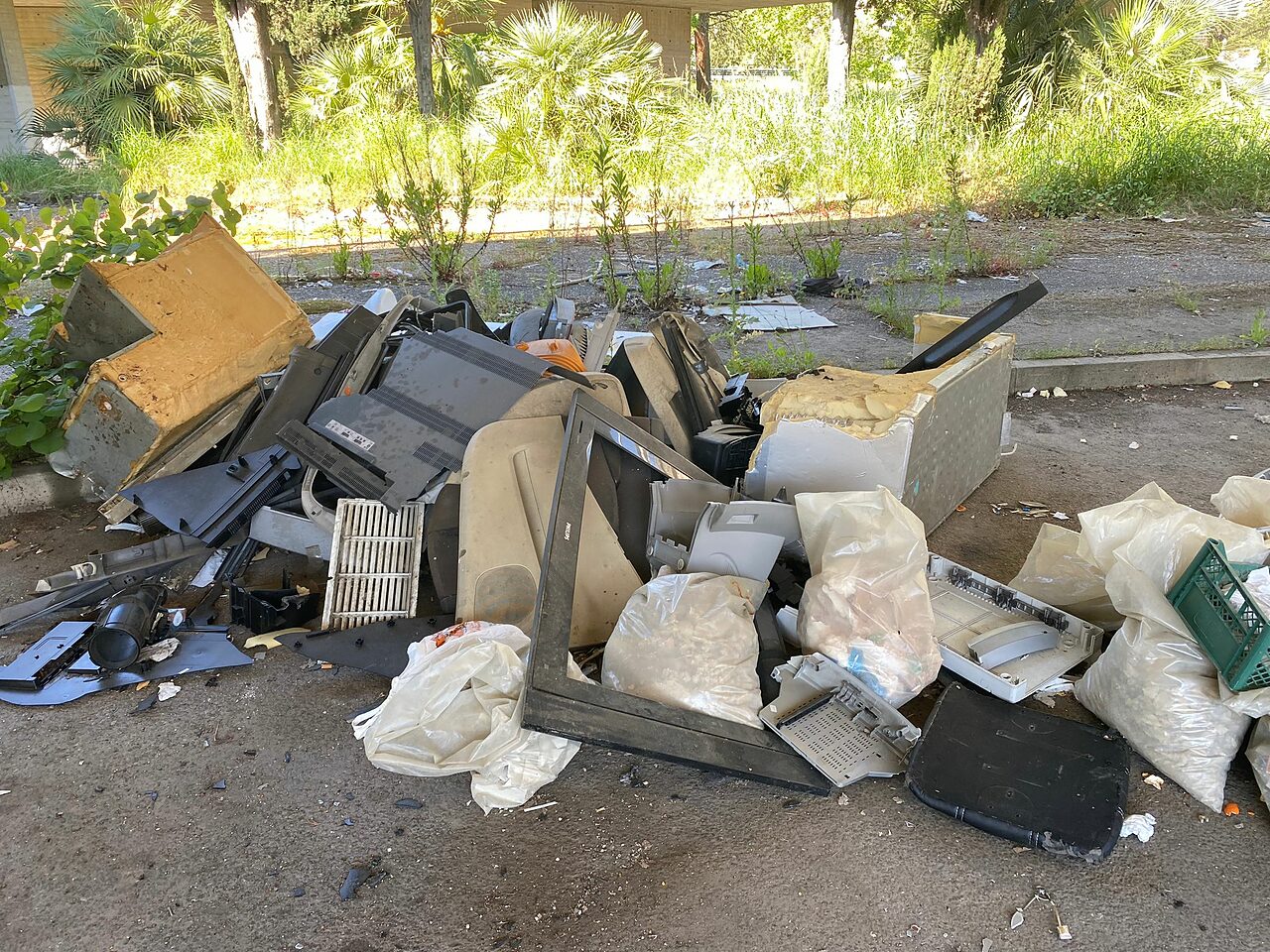 Rifiuti abbandonati stazione Vaglio Lise