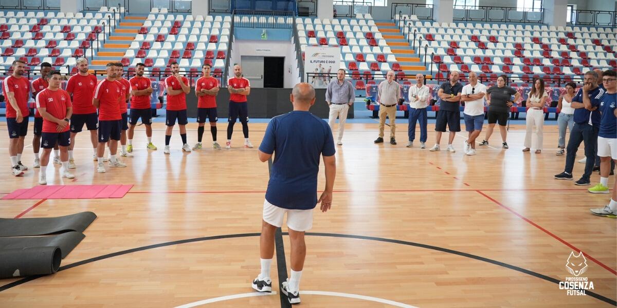 Mister Paniccia parla a staff e squadra
