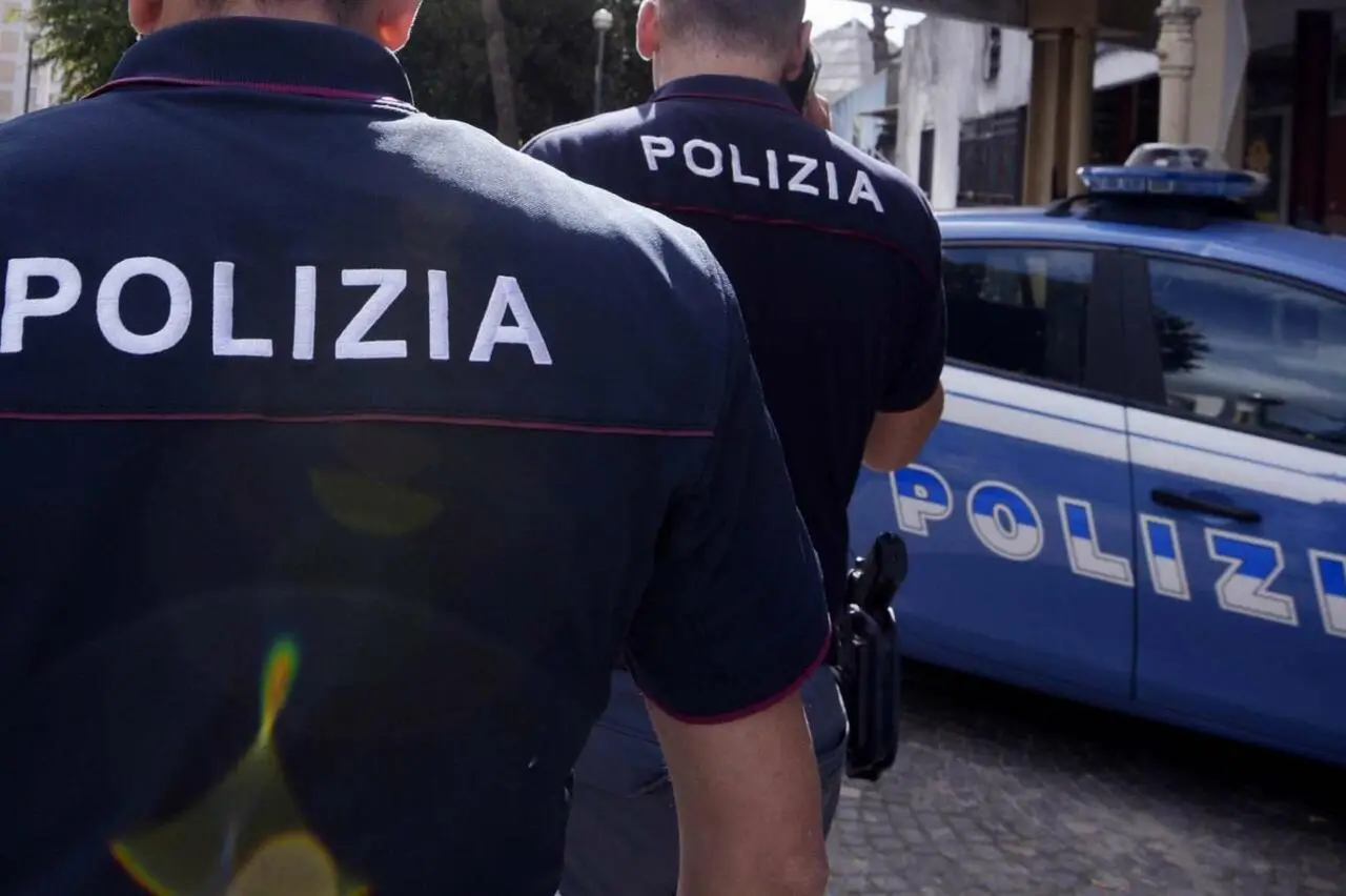 Macchina della polizia durante pattugliamento con due agenti