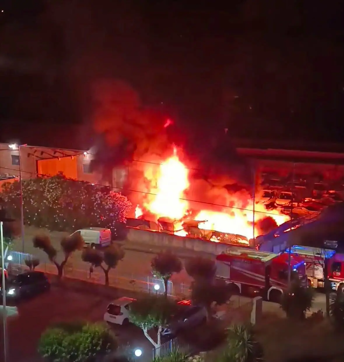 L'incendio al deposito di Ecologia Oggi