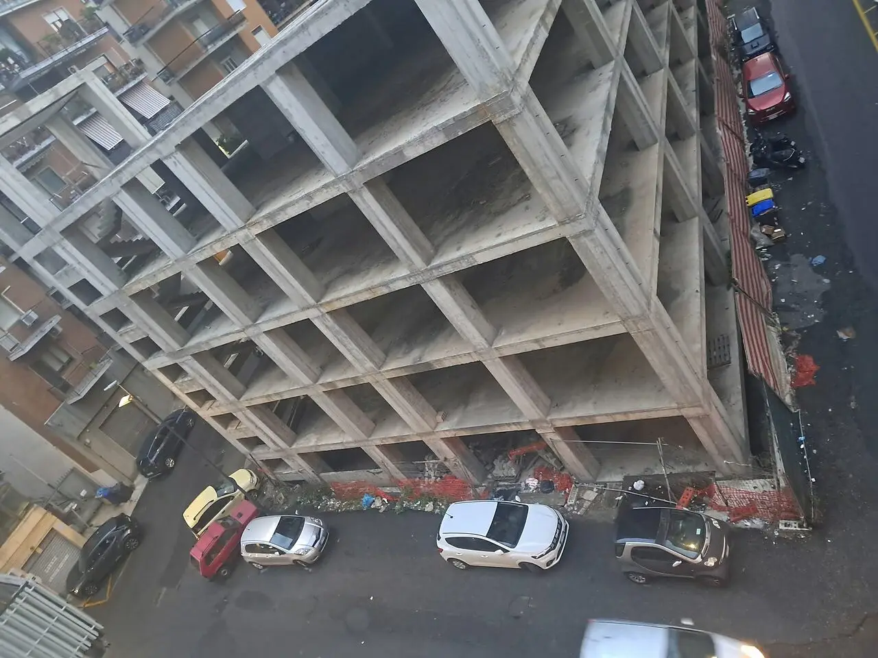 Foto segnalata da un cittadino, il "mostro incompiuto"