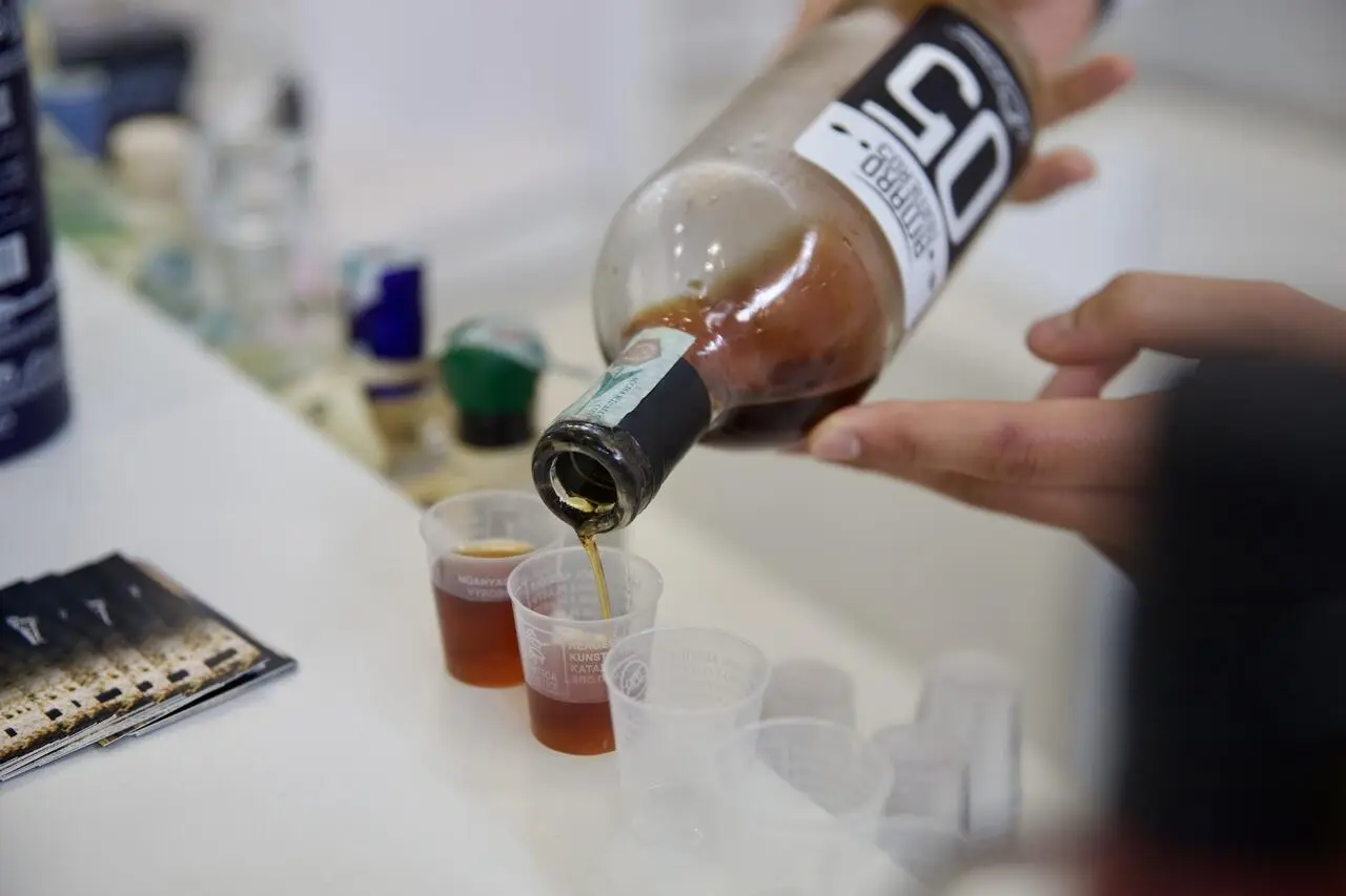 Amaro versato in bicchieri
