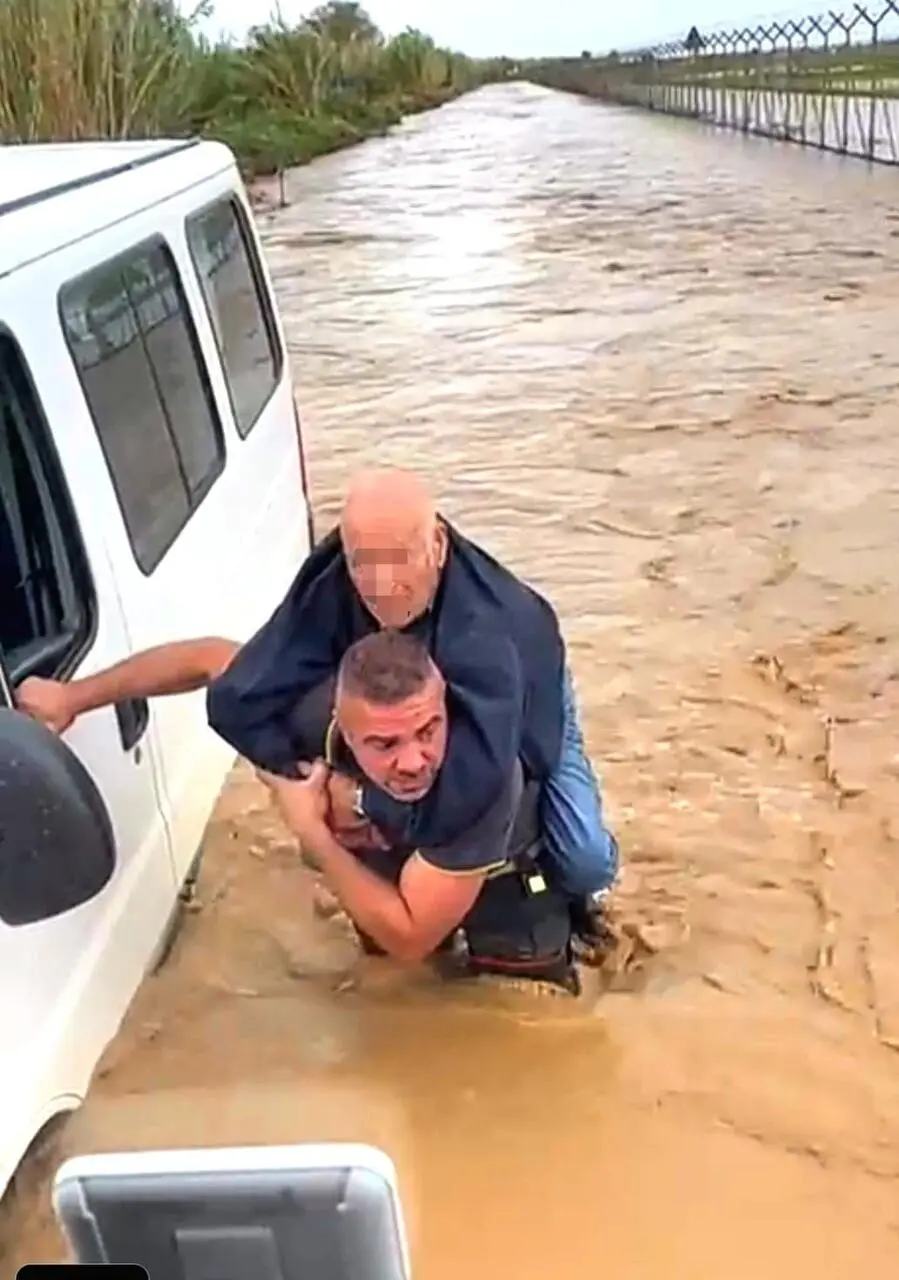 Rimane intrappolato nel suo furgone durante l'allagamneto, salvato dai Vigili del Fuoco