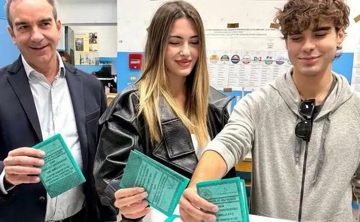 Occhiuto al voto con i figli