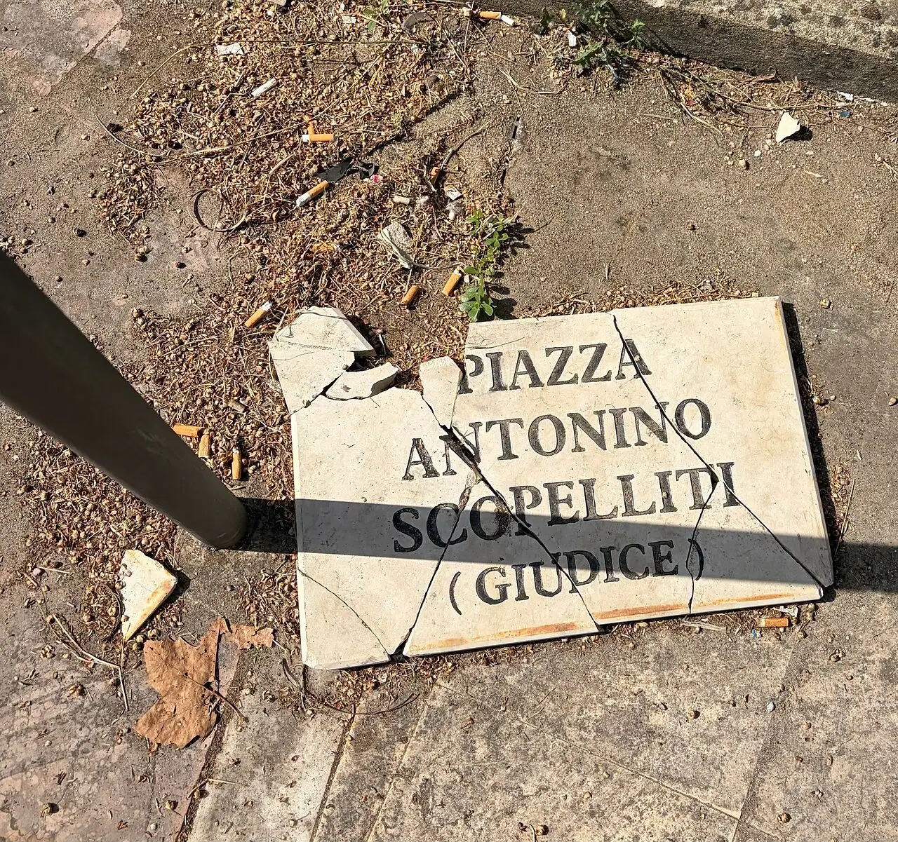 La targa distrutta