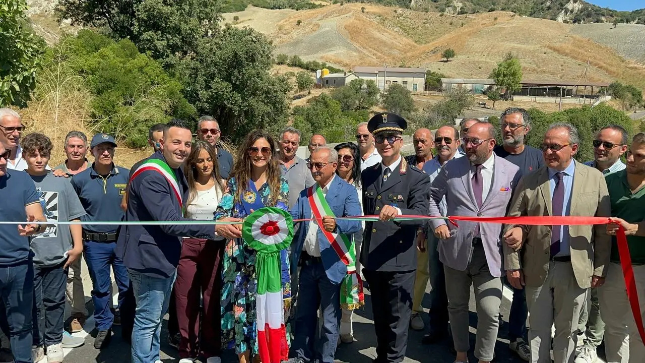 Riapertura SP Scala Coeli-Terravecchia_taglio del nastro