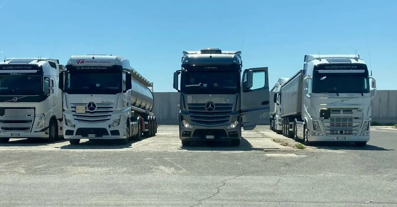 I camion per la bonifica del Sin di Crotone