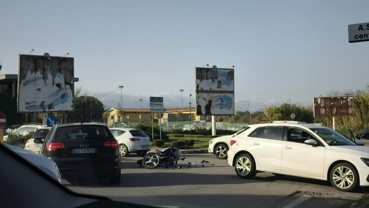 scontro moto-auto rende