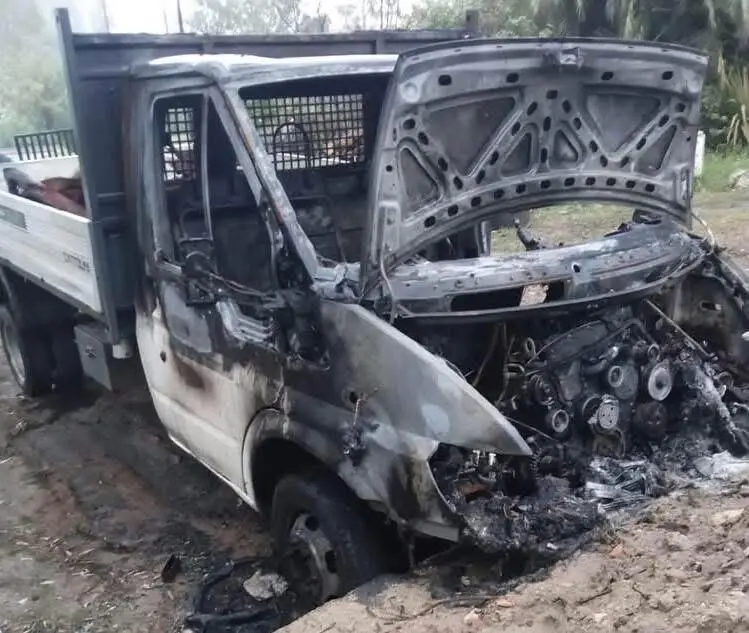 Il camion incendiato