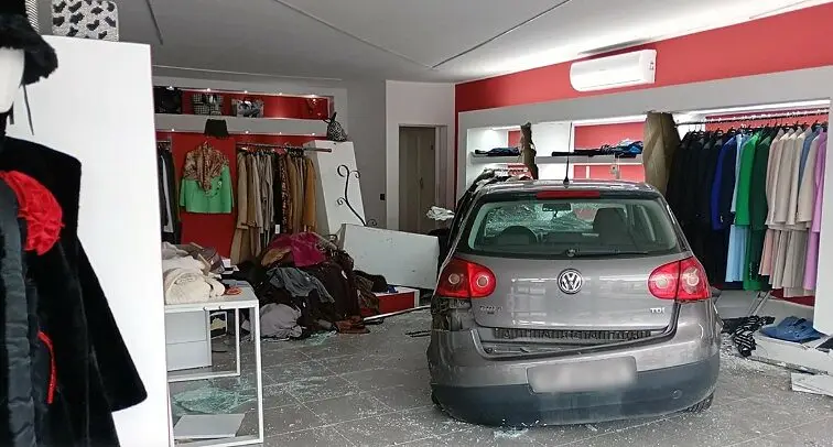 La macchina finita all'interno del negozio