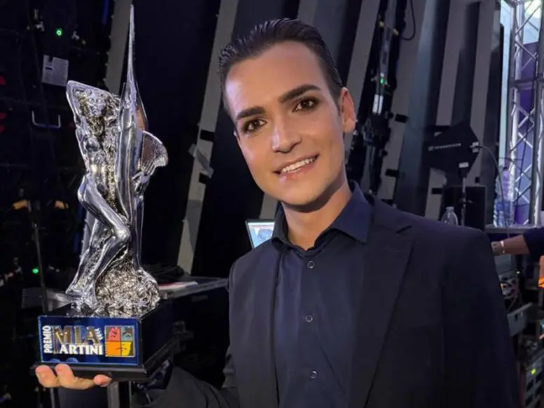 Valerio Scanu con il Premio Mia Martini