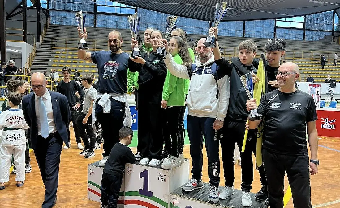 Il presidente Mascaro con alcuni premiati