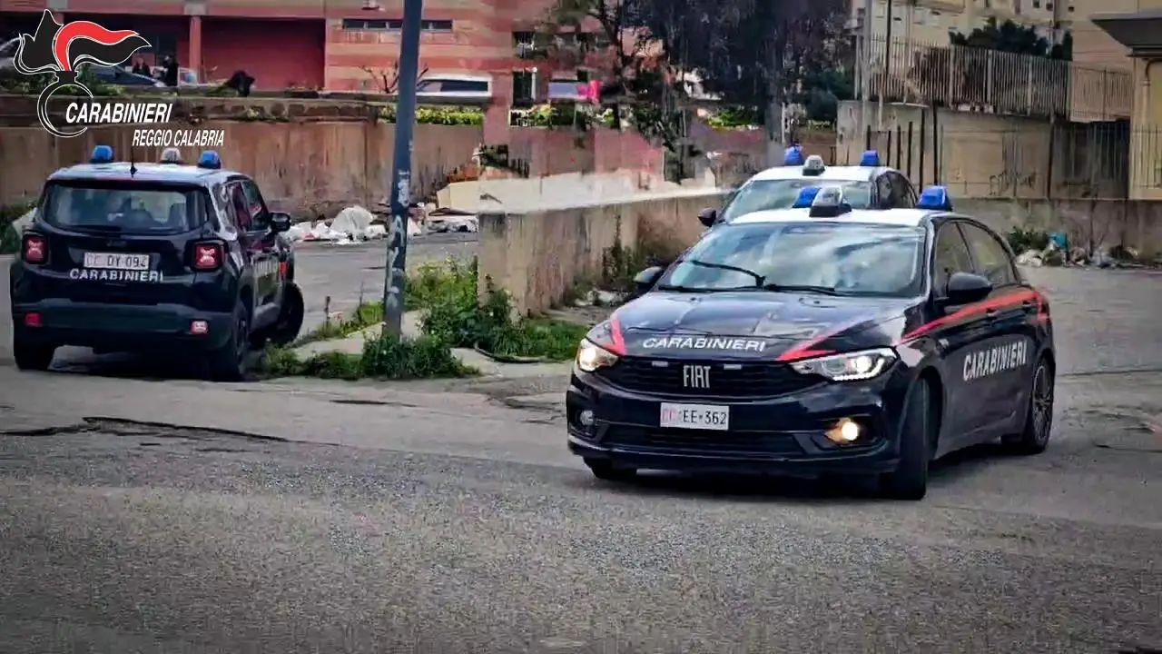 Macchine dei carabinieri di Reggio Calabria durante l’operazione