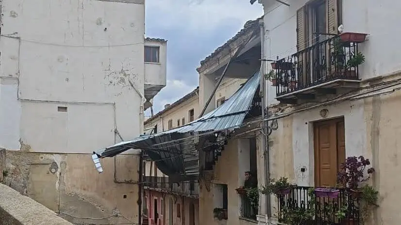 Tettoia divelta  a Co-Ro