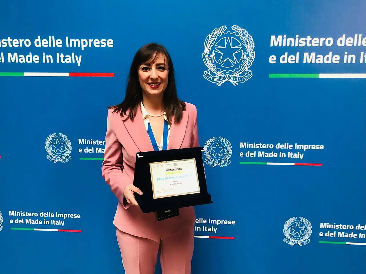Anna Madeo con la targa del premio "Adriano Olivetti"