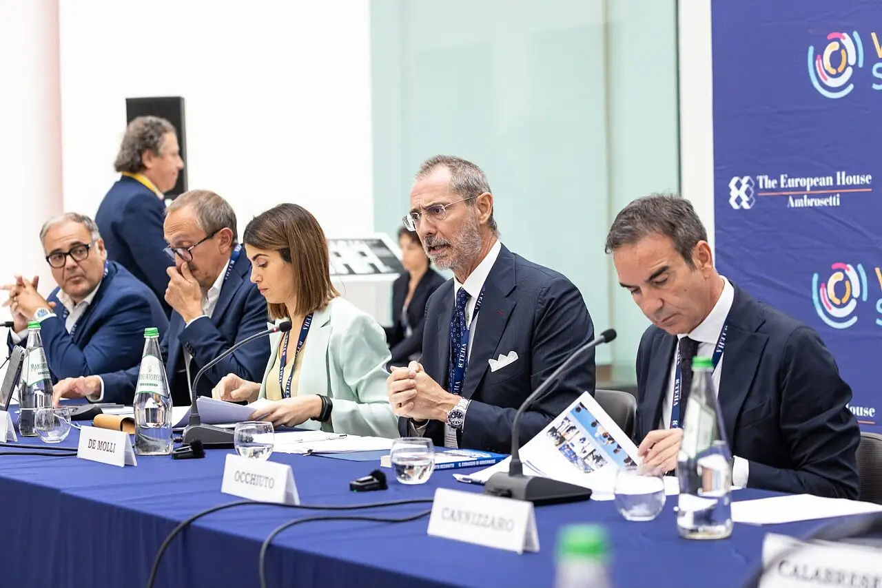 Tavolo del dibattito