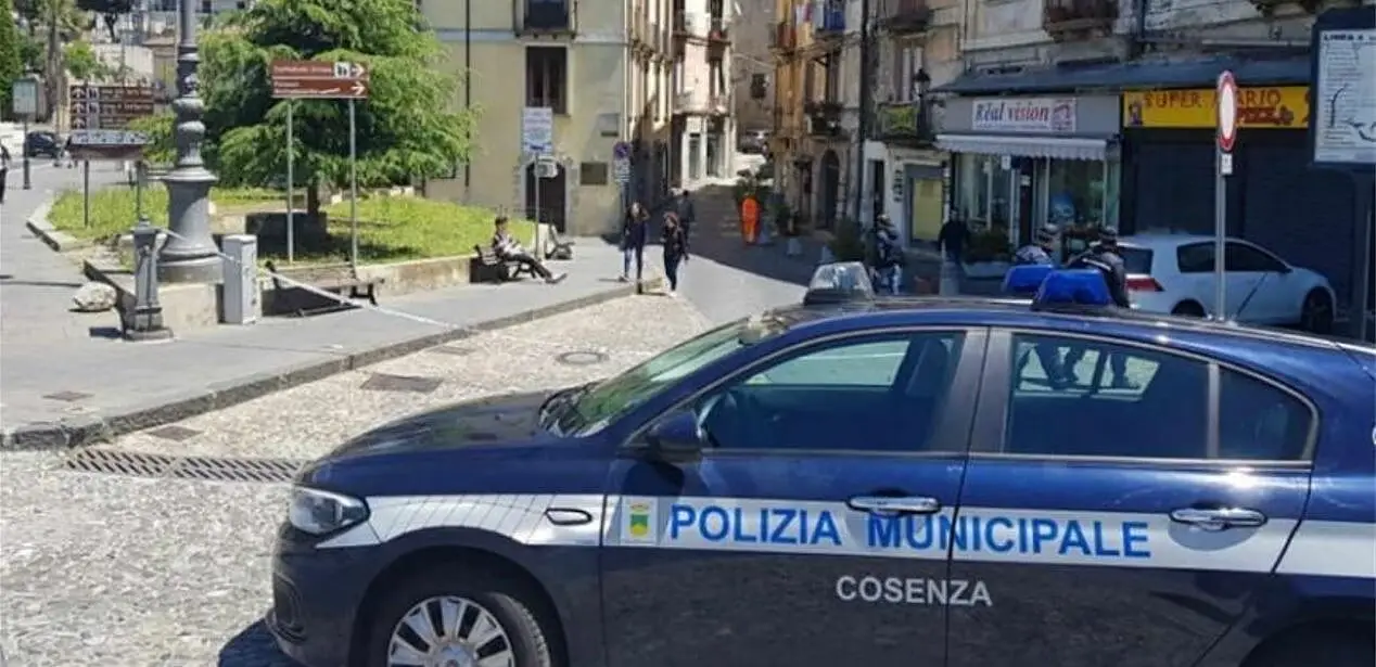 Una pattuglia dei vigili urbani di Cosenza