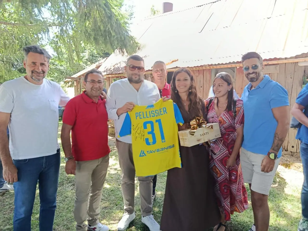 La sindaca Succurro riceve la maglia del Chievo Verona