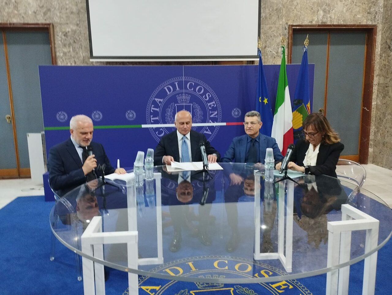 La conferenza stampa per la presentazione della nuova giunta cosentina