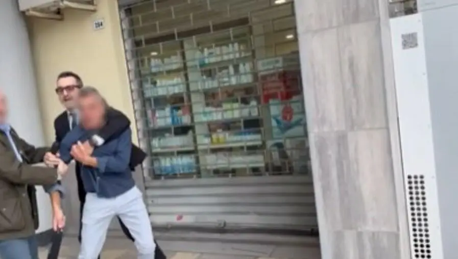 Pelazza con il suo aggressore