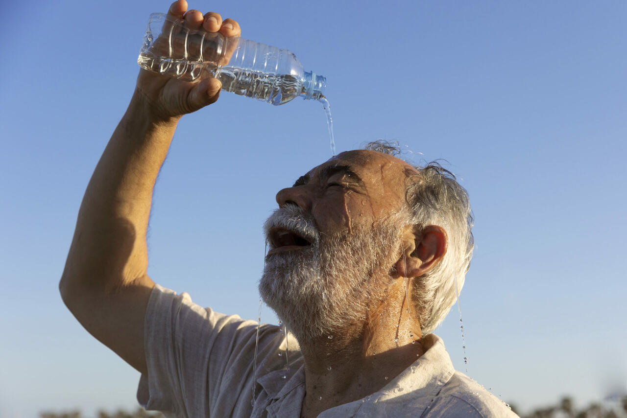 Anziano alle prese con la temperatura elevata