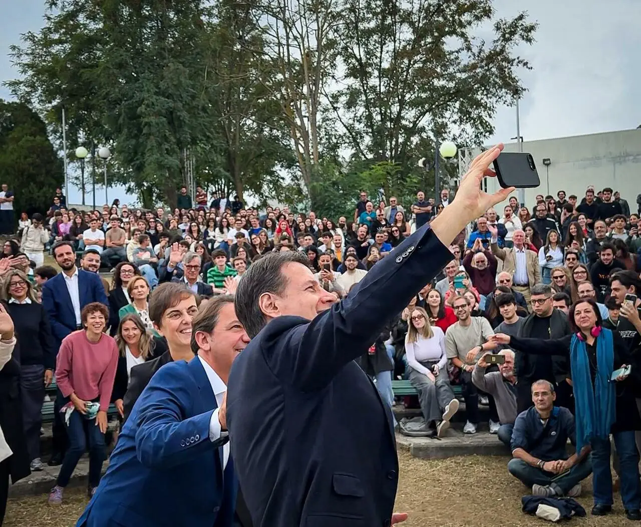 Selfie Conte inviato a Flottilla