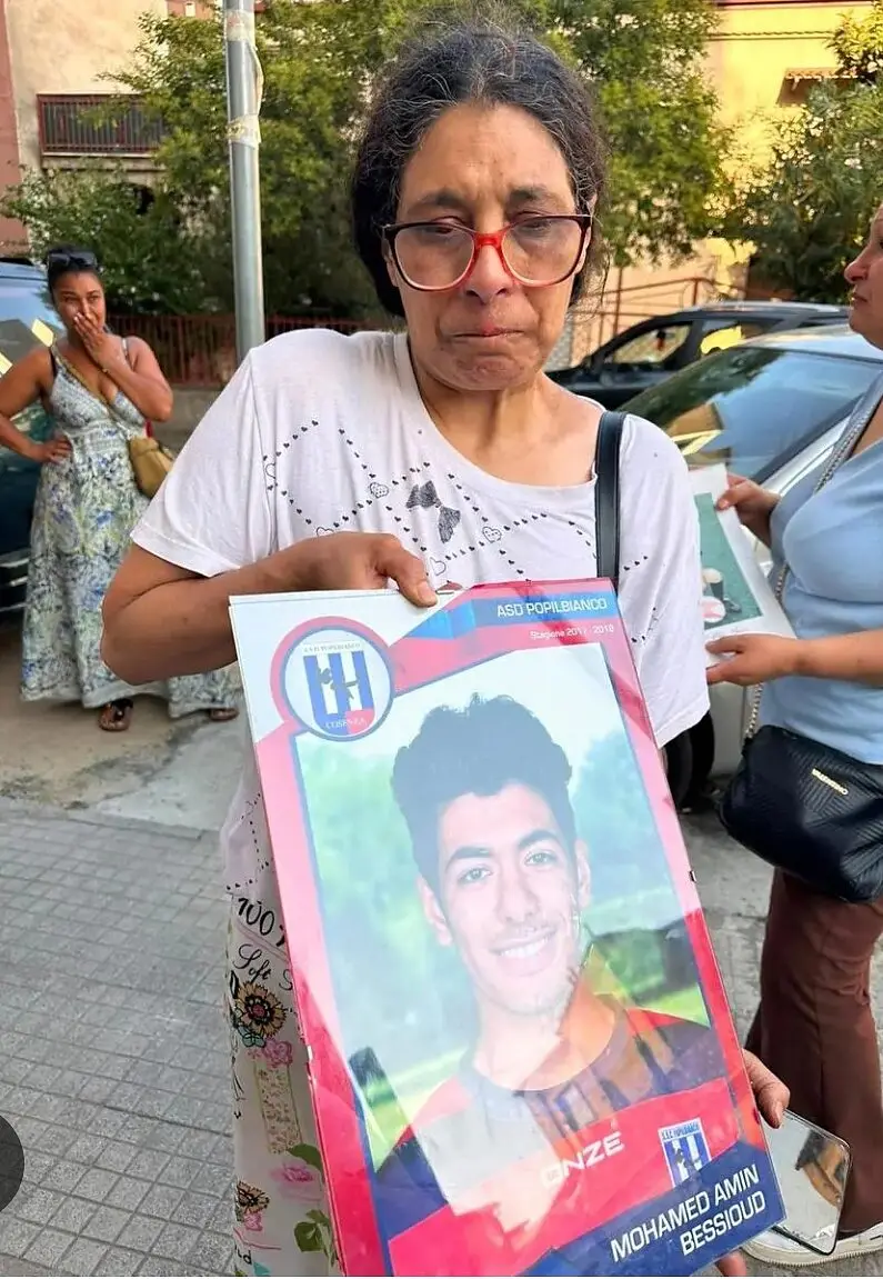 La madre di Mohamed Amin Bessioud con una foto del figlio