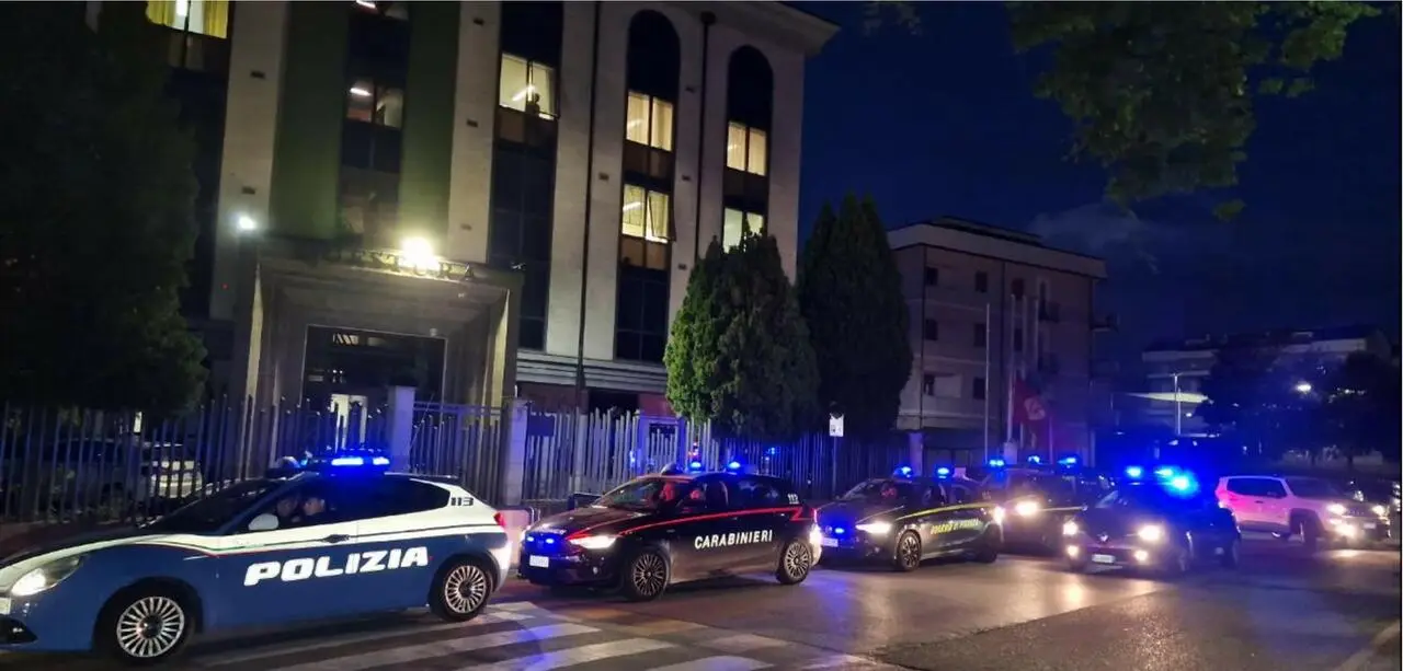 Le forze dell'ordine durante i controlli