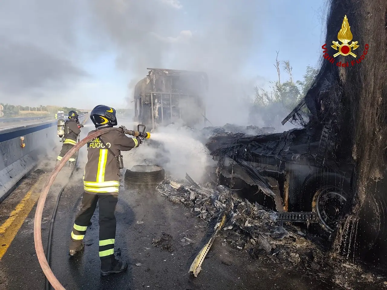 Il camion distrutto dalle fiamme