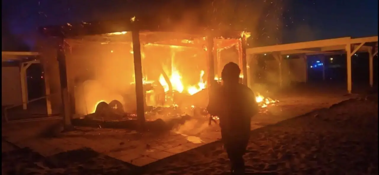Incendio di matrice dolosa distrugge lido Baia Tortuga a Roccella