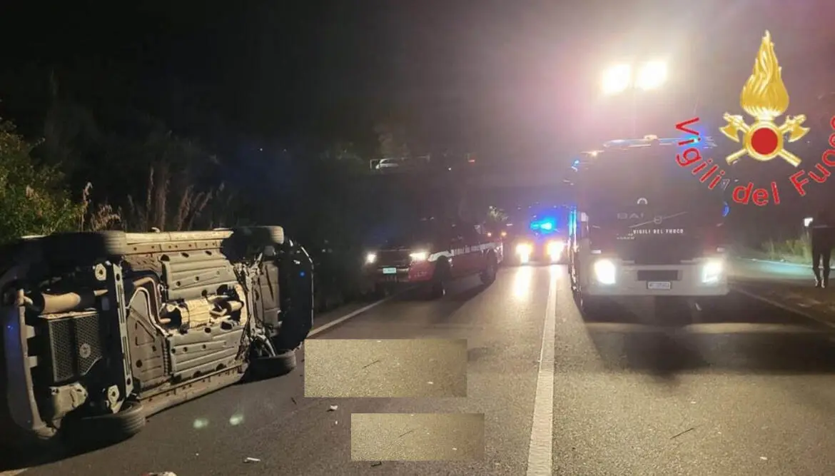 Macchina capovolta con diversi mezzi dei Vigili del Fuoco