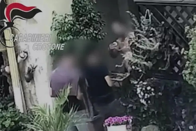 Spacciatori a 'gestione familiare' ripresi da immagini di videosorveglianza